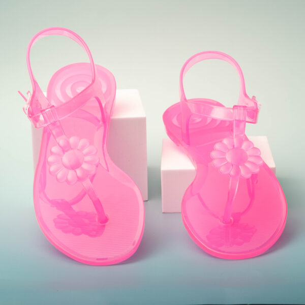 Colección Cumbia. Sandalia en un vibrante color rosa translúcido