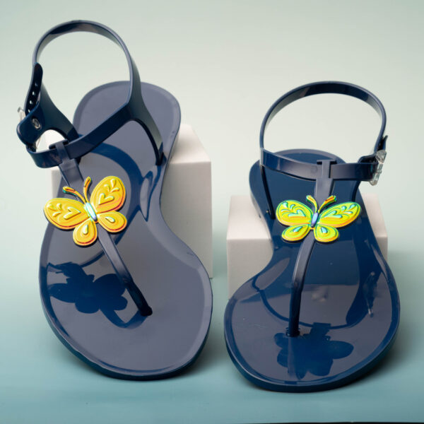 Colección Cumbia. Sandalia en tono azul brillante