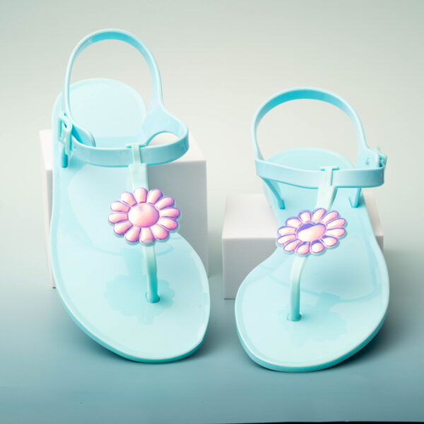 Colección Cumbia. Sandalia en color celeste brillante