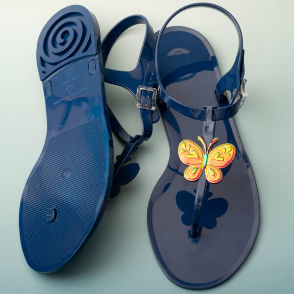 Colección Cumbia. Sandalia en tono azul brillante - Image 3
